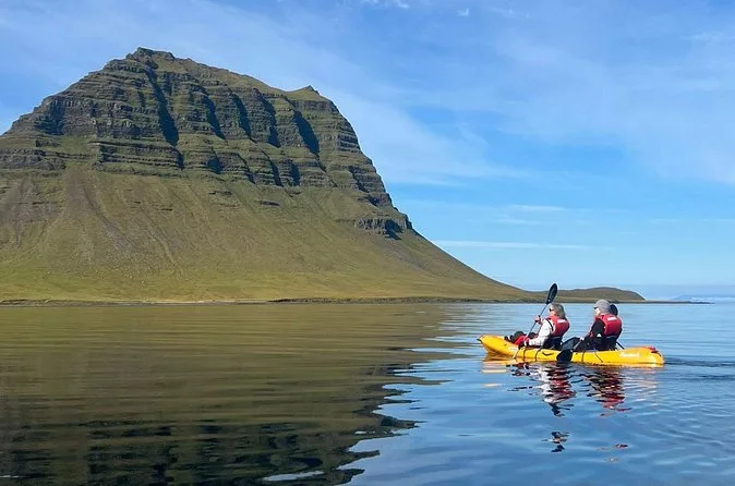 Kayak ai piedi del monte Kirkjufell